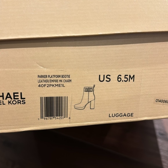 MICHAEL Michael Kors NWT Parker Platform Bootie Leather/ Empire MK Charm. - Picture 9 of 9